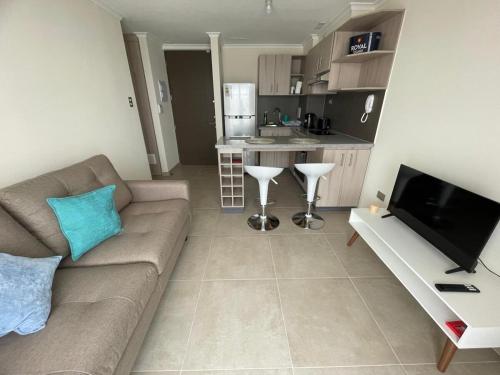 Depto a pasos de la playa, vistas al mar في لا سيرينا: غرفة معيشة مع أريكة ومطبخ