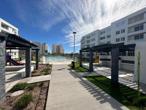 Depto a pasos de la playa, vistas al mar في لا سيرينا: اطلالة على مبنى مع ملعب