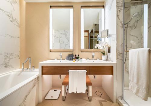 Koupelna v ubytování Burj Khalifa & Fountain Sky Suite on The Address Opera