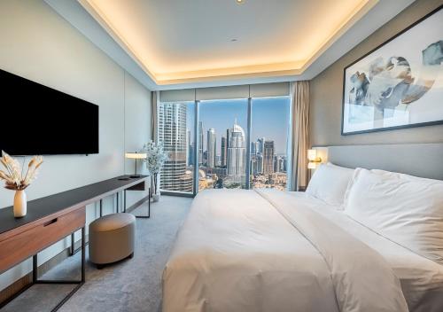 Postel nebo postele na pokoji v ubytování Burj Khalifa & Fountain Sky Suite on The Address Opera