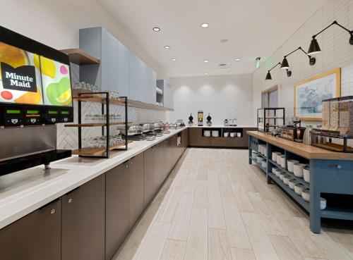 Una cocina con un mostrador largo en un restaurante. en Staybridge Suites Miramar Beach - Sandestin Area by IHG, en Destin