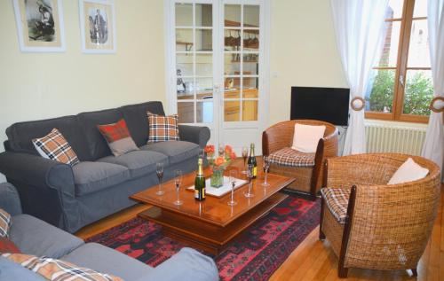 a living room with a couch and a table and chairs at Cottage Mackinley, séjour convivial, jeux, grand sapin de Noël, et contes,15 pers, Centre Historique, gare TER in Aubigny-sur-Nère