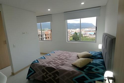 Ένα ή περισσότερα κρεβάτια σε δωμάτιο στο Ejecutivo con vista natural, Parking, Wifi, Cajicá