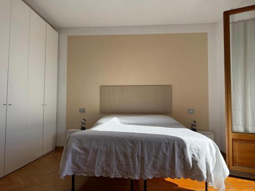 a bedroom with a large bed in a room at Joe's apartments in Carrara