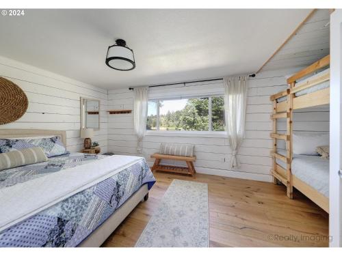 una camera da letto con un letto e una finestra di Lake House - Pacific City a Tierra Del Mar