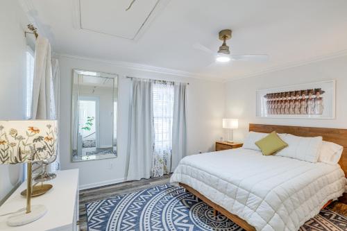 Postel nebo postele na pokoji v ubytování Walk to Cultural District Fort Worth Home with Yard