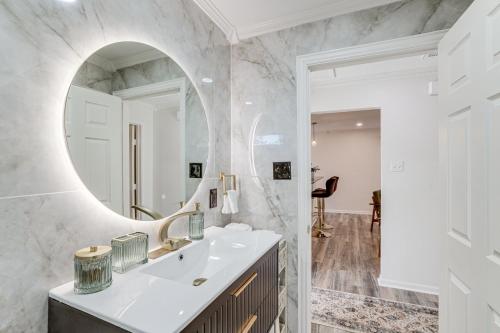 Koupelna v ubytování Walk to Cultural District Fort Worth Home with Yard