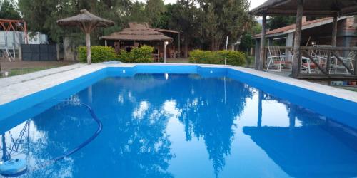 een zwembad met blauw water voor een huis bij las palmeras,Valle Viejo,Catamarca, dpto 1er piso in San Isidro