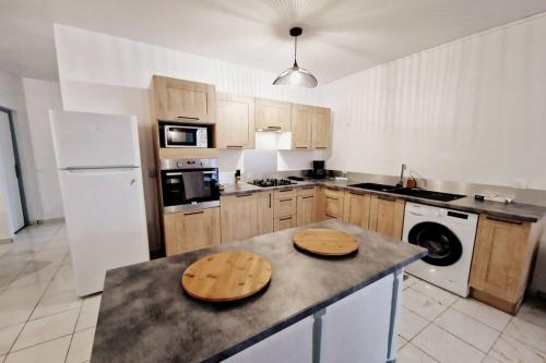 Kuchyň nebo kuchyňský kout v ubytování La Casa Bongo - T4 cosy en pleine nature