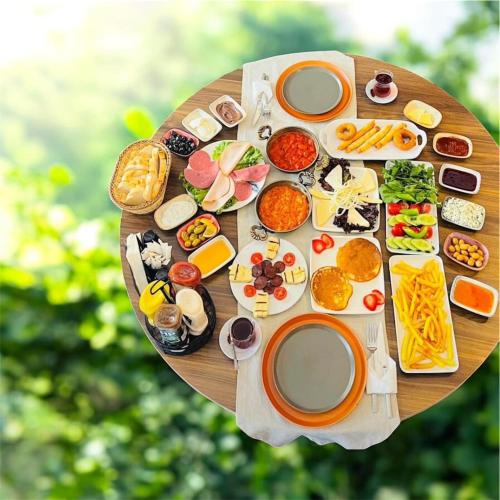 Una mesa con un montón de comida encima en madame roza, en Estambul