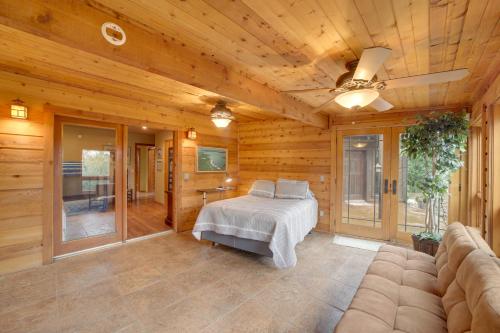 Postel nebo postele na pokoji v ubytování Lake Eufaula Cabin with Dock at Nine Marina