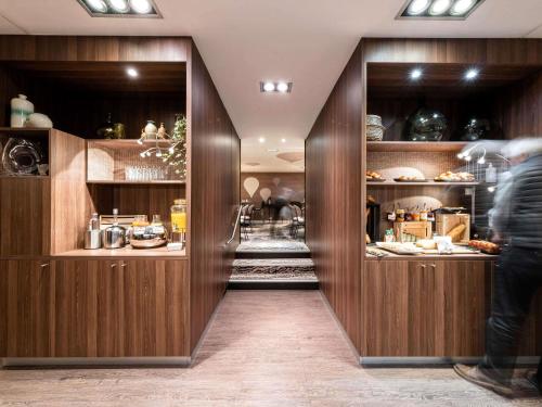 Kuchyň nebo kuchyňský kout v ubytování Mercure Grenoble Meylan