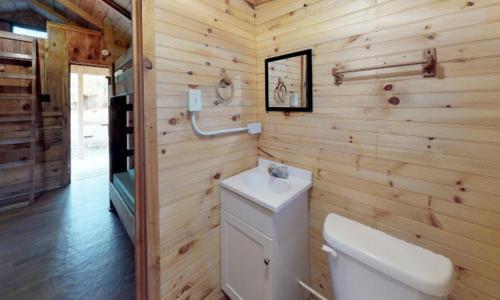 een badkamer met een wit toilet en een wastafel bij Jellystone Park PA Wilds in Mansfield