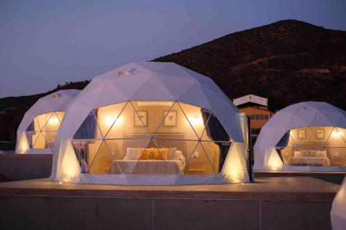 quelques dômes avec des lits à l'intérieur dans l'établissement Cupulas Del Valle by Villa De La Rosa WiFi & AC Suite 6, à San Pablo