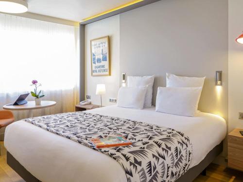 Ένα ή περισσότερα κρεβάτια σε δωμάτιο στο Mercure Marseille Centre Prado Vélodrome