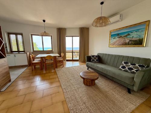 a living room with a couch and a table at Alba Abruzzo in Fossacesia