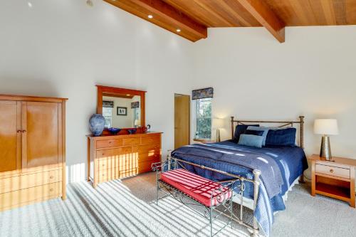 Ένα ή περισσότερα κρεβάτια σε δωμάτιο στο Walk to Trails! Small-Town Hideaway in Cambria