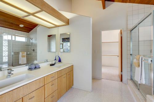 Ένα μπάνιο στο Walk to Trails! Small-Town Hideaway in Cambria