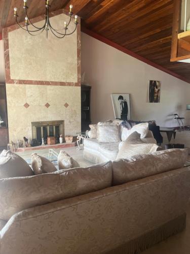 兰德尔希尔Home away from home的客厅设有两张床和壁炉