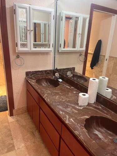 兰德尔希尔Home away from home的配有两个水槽和一面大镜子的浴室