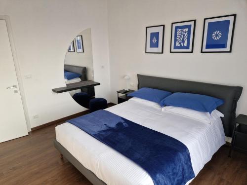 Un dormitorio con una cama con almohadas azules y un escritorio. en Beki's apartment, en Alba