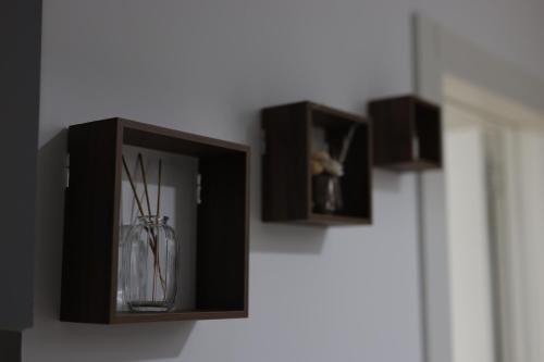 a shelf with a glass vase on a wall at Stan na dan Luna in Smederevska Palanka