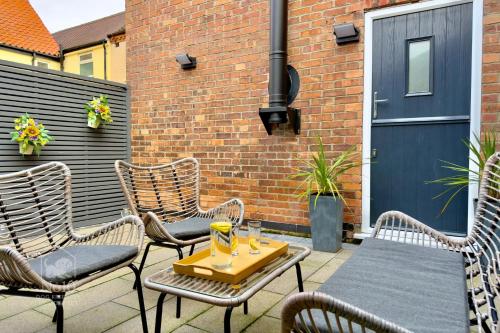 a patio with chairs and a table with drinks on it at Central, dog friendly, private courtyard in Edwinstowe
