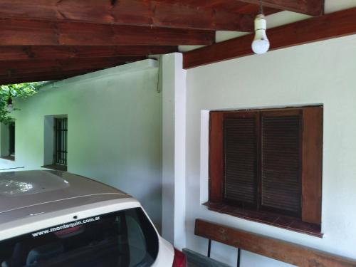 サンタ・ロサ・デ・カラムチタにあるLa Casa de Elisaの窓のある建物の前に駐車した車