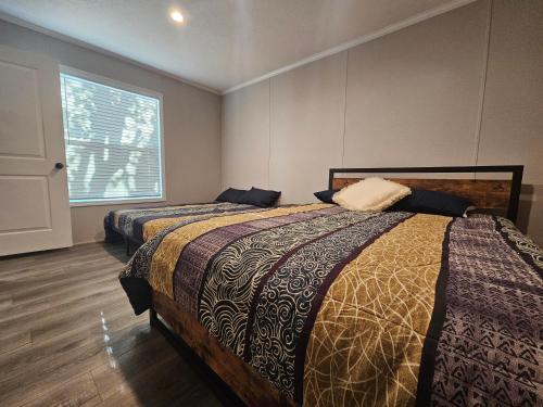 Postel nebo postele na pokoji v ubytování West Battle Lake Direct Access - Brand New!