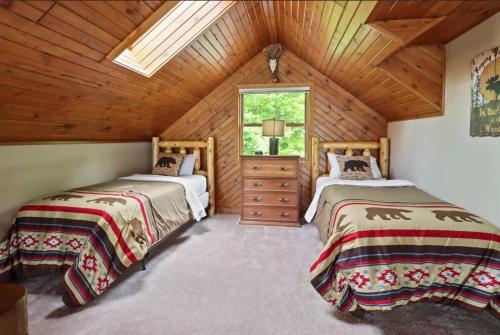 Postel nebo postele na pokoji v ubytování Total Seclusion - Fishing, Snowmobiling, XC Skiing