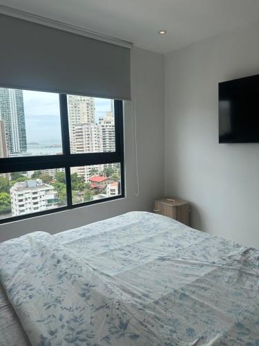 Un pat sau paturi într-o cameră la Modern Loft with Sea View