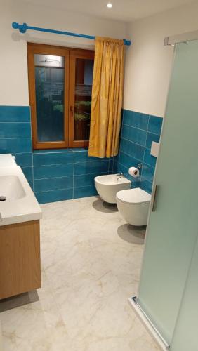 a bathroom with two sinks and two toilets at Bait de la nef in Isolaccia