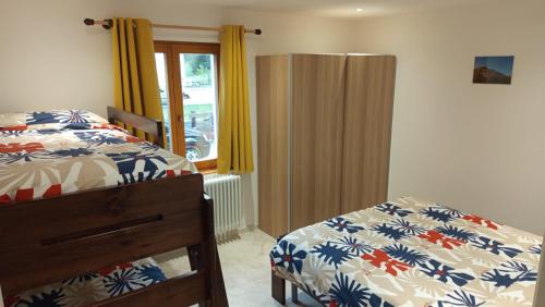 Un dormitorio con una cama y una ventana en Bait de la nef, en Isolaccia