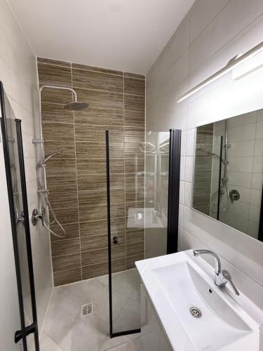 a bathroom with a shower and a sink and a shower at K Home 2 in Qiryat Gat