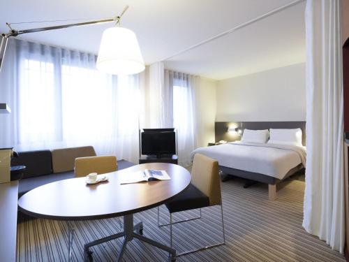 Postel nebo postele na pokoji v ubytování Novotel Suites Paris Montreuil Vincennes