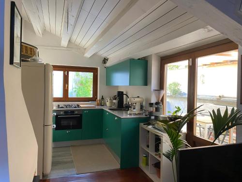 Kuchyň nebo kuchyňský kout v ubytování Urban Chalet with Terrace