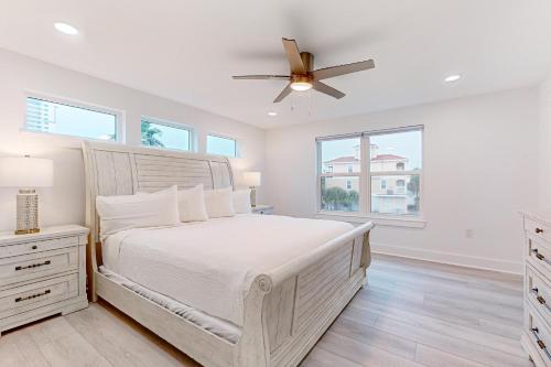 een slaapkamer met een bed en een plafondventilator bij Bahia Beauty - Master House in Navarre