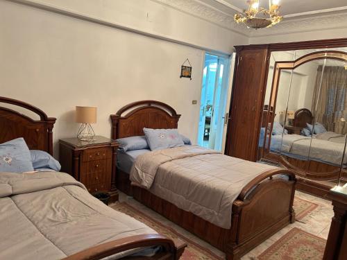 Giường trong phòng chung tại amazing Nile view fully furnished apartment