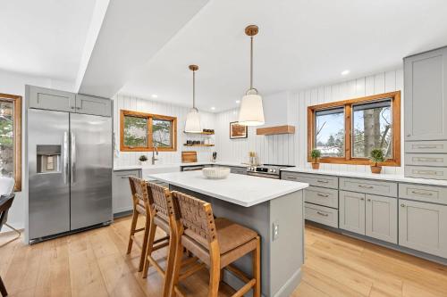 Kuchyň nebo kuchyňský kout v ubytování Updated 3BR Townhome Across From Holiday Valley