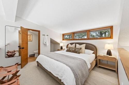 Postel nebo postele na pokoji v ubytování Updated 3BR Townhome Across From Holiday Valley