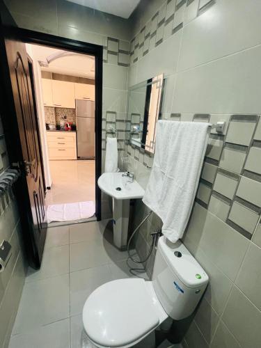 a bathroom with a toilet and a sink at Appart de Luxe à LAVERDA - à 400m de la plage in Dakhla