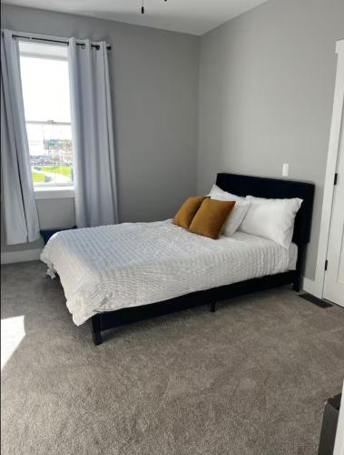 Postel nebo postele na pokoji v ubytování New 3BR Cozy Rooftop Retreat - Skylight & Private Deck