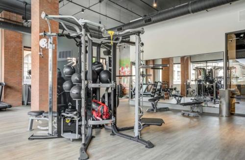 een fitnessruimte met verschillende loopvlakken en gewichten bij Purple Palace - Downtown STL Studio in Saint Louis