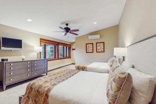 ein Schlafzimmer mit zwei Betten und einem Flachbildfernseher in der Unterkunft Lion Square Lodge East 313 in Vail