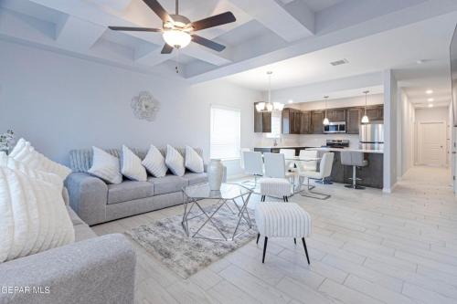 una sala de estar con un sofá y una mesa en Comfortable 2, en Canutillo