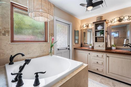 Η κουζίνα ή μικρή κουζίνα στο Hale Pualani