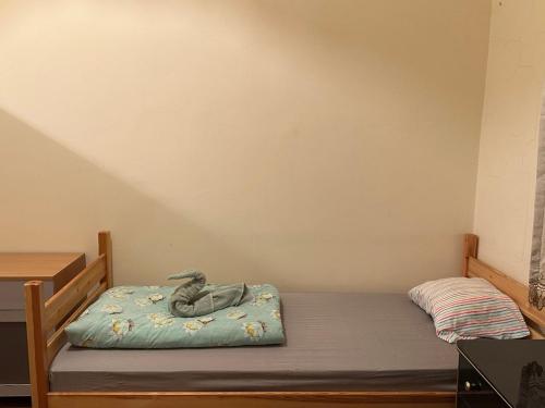 ブダペストにあるPest Downtown Innのぬいぐるみが置かれたベッドのある寝室