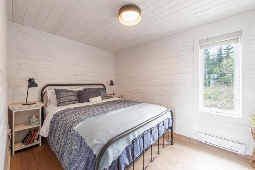 Voodi või voodid majutusasutuse Puddin' Pan Cozy Beach Cottage on Ocean toas