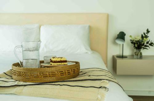 ein Tablett mit einem Stück Kuchen auf einem Bett in der Unterkunft RentUp - Funcional y Comodo Studio con Amenities Premium y Excelente ubicacion Bancalari in Estación San Isidro