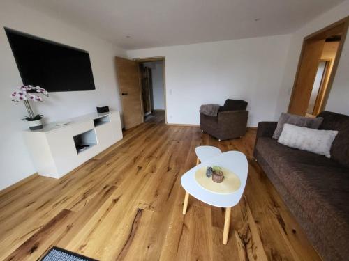 a living room with a couch and a table at Ferienapartment Horn in Sebnitz